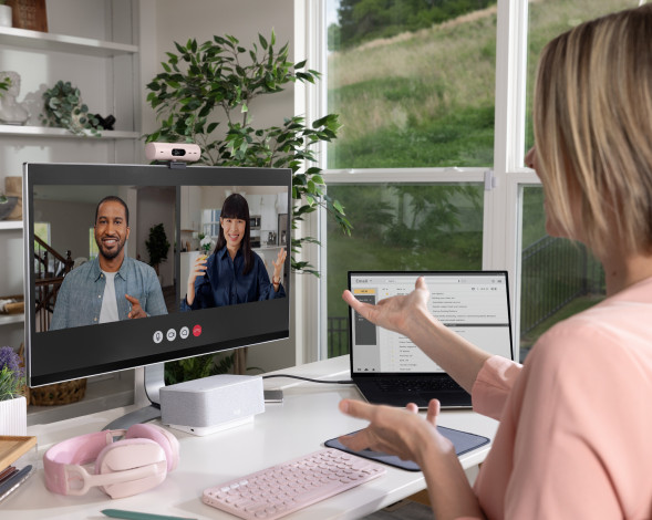Веб-камера Logitech Brio 500, розовый в Чите