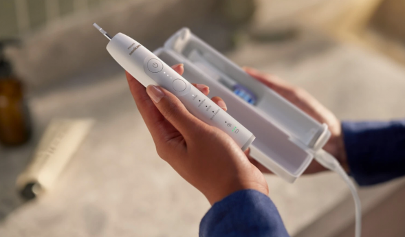 Электрическая зубная щетка Philips Sonicare Series 7100 HX7420/01 (белая) в Чите