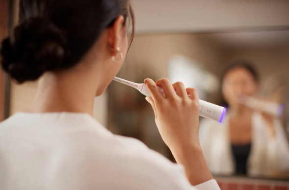 Электрическая зубная щетка Philips Sonicare Series 7100 HX7420/01 (белая) в Чите